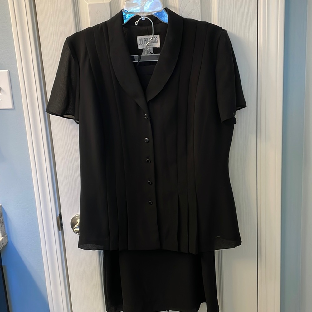 Women’s Julian Taylor 2-piece suit, Size 12, lined